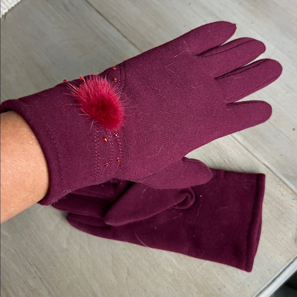Cozy soft wine colored gloves maroon - Picture 4 of 4